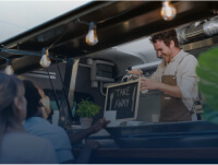 Pessoas a utilizar o Vendus em vários negócios.