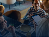 Pessoas a utilizar o Vendus em vários negócios.